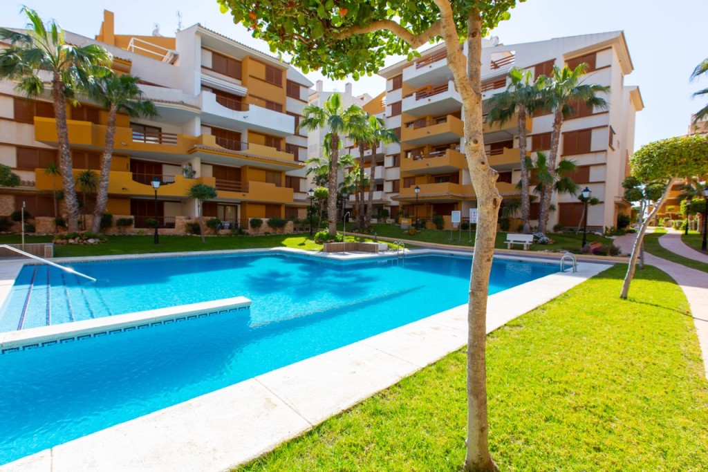 3-bedroom apartment in Punta Prima, Orihuela — photo 1