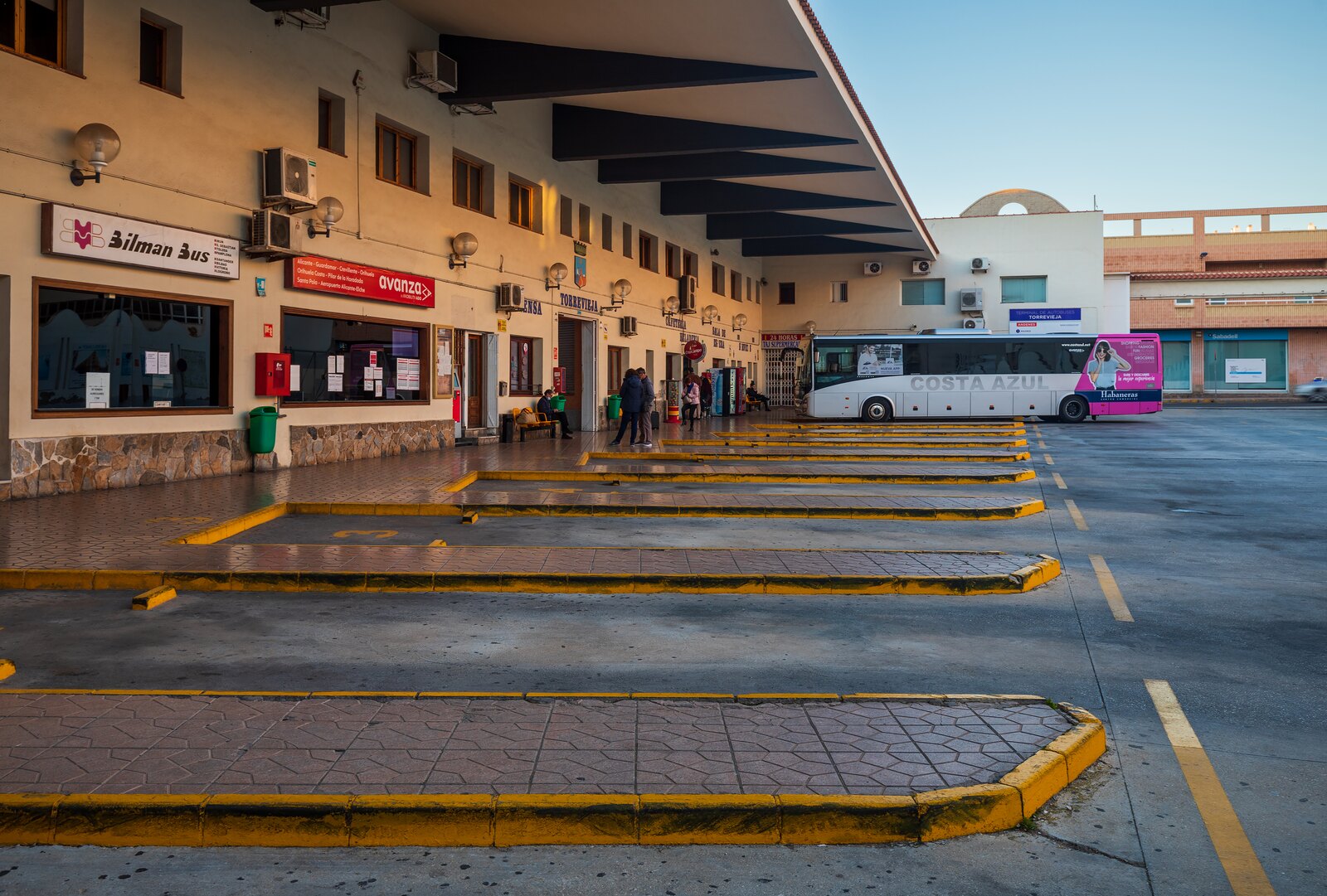 Dársenas y taquillas de la estación de autobuses de Torrevieja
