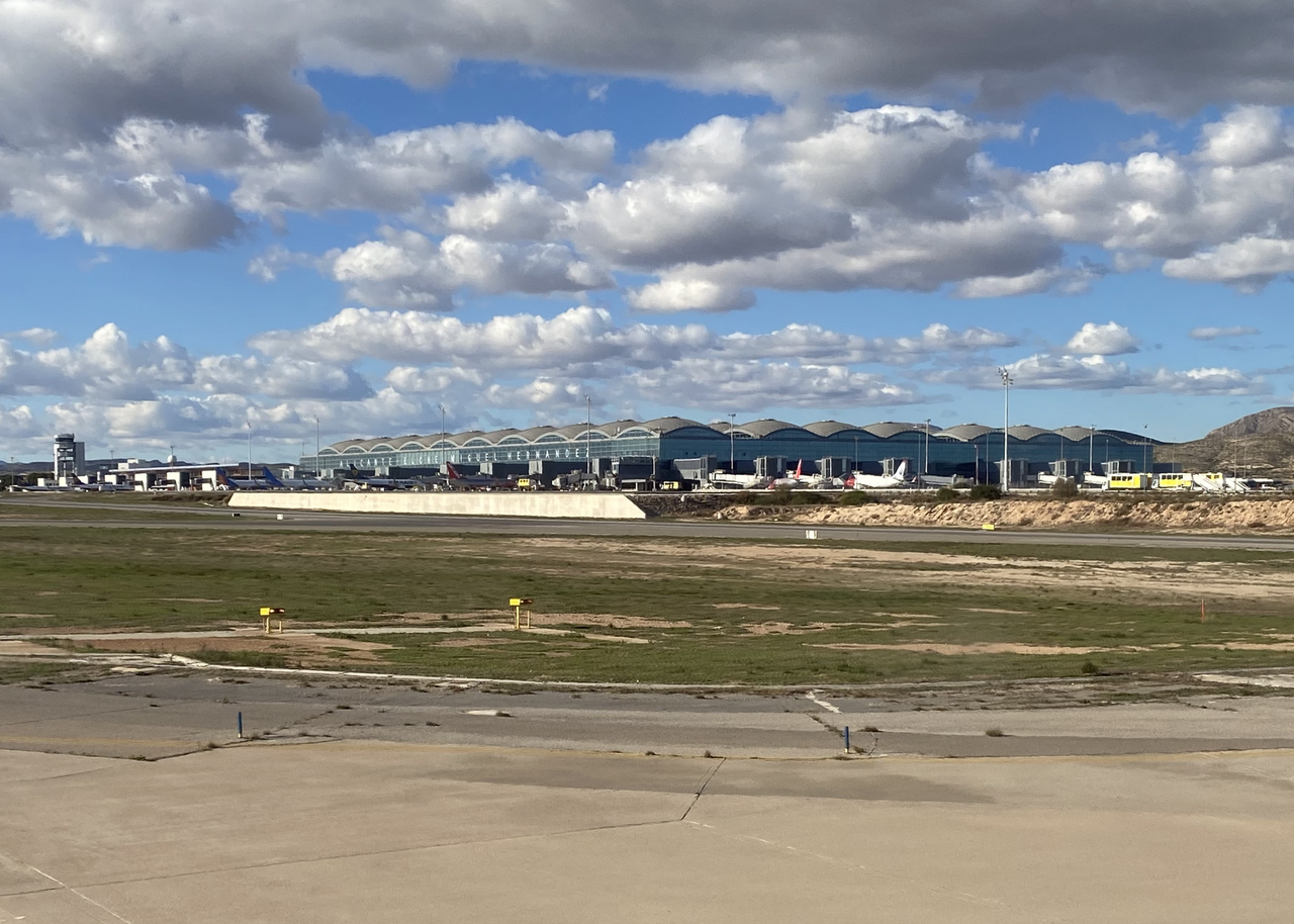 Terminal del aeropuerto de Alicante — Elche vista desde la zona de operaciones