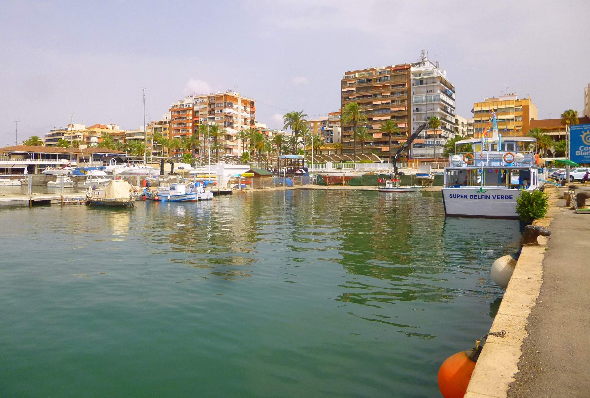 Puerto de Torrevieja y edificios del paseo del centro, diciembre de 2019